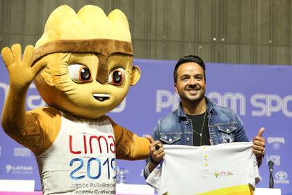 La mascota Milco y el cantante Luis Fonsi, que animará la ceremonia de inauguración