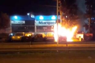 Quince vehículos fueron quemados por manifestantes frente a la comisaría de Virrey del Pino