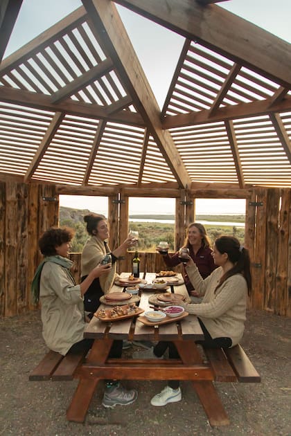 La matera es una estructura semicerrada de madera que propone un espacio de reunión junto al mar.