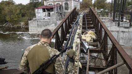 La mayor parte de los puentes que atraviesan el río Dnipro han sido destruidos por misiles ucranianos