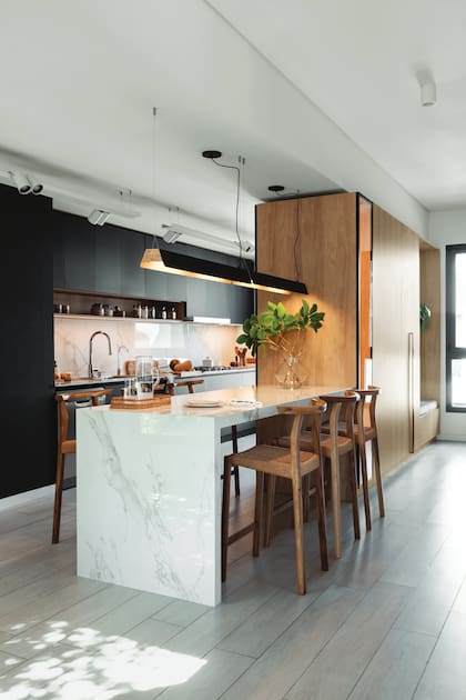 La mayor parte del volumen cuya espalda da a la cocina es ciego, pero una pequeña abertura, vidriada e iluminada, deja ver la vajilla.