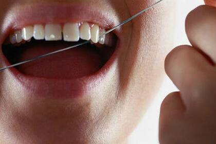 La mayoría de la gente deja algunas partes de la superficie de los dientes sin cepillar. Eso es en parte porque los cepillamos de una manera aleatoria