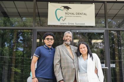 La mayoría de las alumnas de esta escuela son madres inmigrantes, mujeres jóvenes y/o trabajadoras que buscan mejorar su situación económica