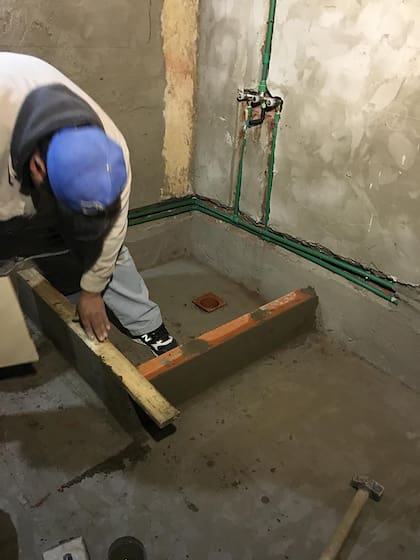 La mayoría de las familias optan por autoconstrucción porque la mano de obra siempre es lo más caro; entre el dinero del microcrédito y la ayuda del voluntario sumada su propia mano de obra, optimizan costos.