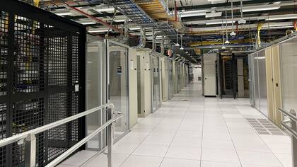 La mayoría de las "jaulas" son metálicas, pero también hay algunas cubiertas con cristales.