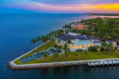 La mayoría de las mansiones de Global Estates cuentan con muelles de gran tamaño que dan acceso a la Bahía de Biscayne