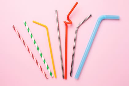 La mayoría de las pajillas tiene anillos rígidos y fijos, mientras que otras incorporan versiones móviles para ajustar altura o facilitar la limpieza