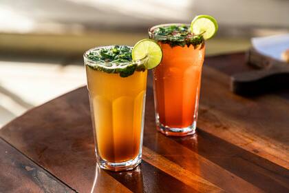 La mayoría de las recetas de cocktail de cortisol llevan jugo de frutas, agua de coco y sal marina