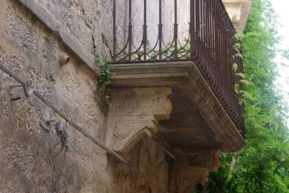 La mayoría de las viviendas tienen un piso alto, con un balcón panorámico