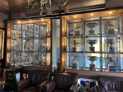 La mayoría de los 24 trofeos de Grand Slam que ganó Djokovic se luce en una amplia vitrina del restaurante