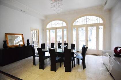 La mayoría de los ambientes cuenta con una gran presencia de ventanales que aportan luminosidad