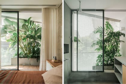 La mayoría de los ambientes se revisten con pisos de madera de cumarú, que aportan calidez y se integran armónicamente con la carpintería y los tejidos naturales.