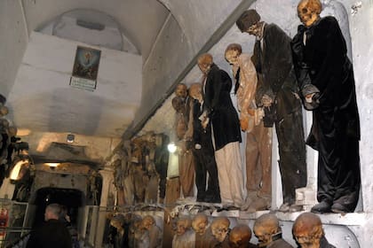 La mayoría de los cadáveres se encuentran en posición erguida contra las paredes de los corredores, y visten los mejores atuendos que tuvieron en vida