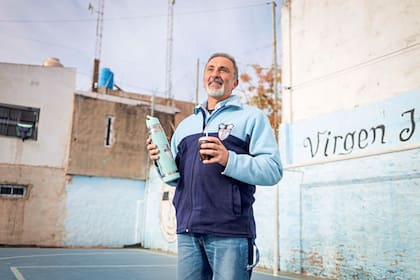 "La mayoría de los chicos del barrio están en actividades positivas como las que ofrecen los clubes, pero si el Estado se retira, si no financia el deporte, la educación, su lugar lo ocupa el narco de la esquina", afirma Adrián