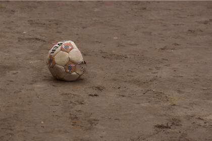 La mayoría de los chicos tienen sus pelotas de fútbol pinchadas, producto del uso o porque se desinflan con alguna espina