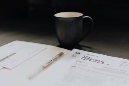 La mayoría de los estadounidenses y personas en general que trabajan en EE.UU. deben pagar impuestos