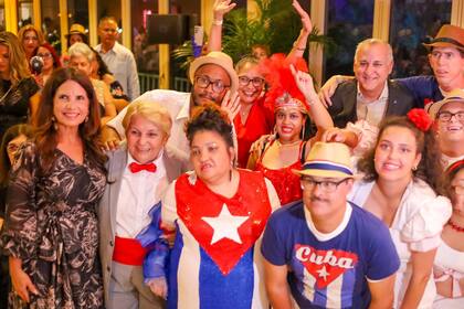 La mayoría de los latinos de Hialeah son cubanos; en la foto se ve al alcalde con miembros de esta comunidad