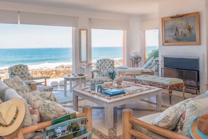 La mayoría de los muebles fueron adquiridos por Cecilia y su marido en El Rescate, la tienda de la familia Damiani. Y los géneros son de Caro Deane. Los tonos celestes y turquesas son los favoritos de nuestra anfitriona, como puede verse en el living.