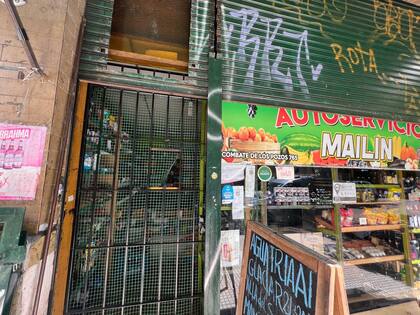 La mayoría de los negocios atiende a sus clientes detrás de rejas, convirtiendo cada compra en un intercambio a través de barrotes.