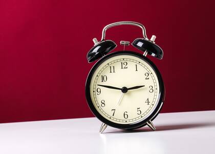 La mayoría de los residentes de Arizona no cambia la hora: Desde 1966, el estado ha decidido no observar el horario de verano, permitiendo una mayor estabilidad horaria.