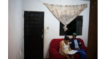 María del Carmen Pereira Ramos junto a su marido José do Patrocinio de Oliveira, en Mariana, Brasil, mientras lee un poema sobre la tragedia. "Con tristeza en nuestro corazón dejamos el lugar, donde criamos nuestros hijos, la añoranza se quedará. Paracatú y Bento Rodrigues en la historia se quedarán