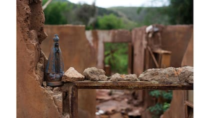 Una estatua de Nuestra Señora de la Concepción Aparecida en una casa destruida