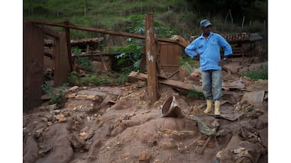 Geraldo de Oliveira en los escombros de su casa destruida por el alud