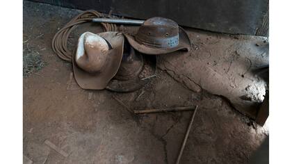 Sombreros cubiertos de barro en un hogar destruido