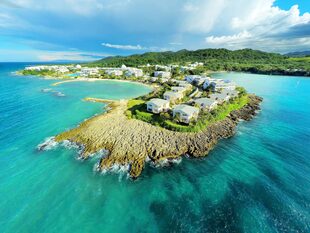 La mayoría de los visitantes elige hoteles all inclusive, con todas las comodidades, como el Grand Palladium Jamaica, en Montego Bay, que fue recientemente remodelado a nuevo