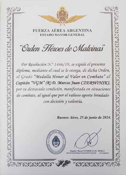 La Medalla de “Honor al valor en combate” otorgada al Capitán Marcos Juan Czerwinski VGM emitida por el Estado Mayor de la Fuerza Aerea Argentina.