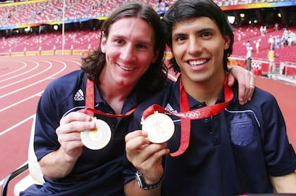La medalla de oro para Lionel Messi en los Juegos Olímpicos de Pekín 2008, junto al Kun Agüero