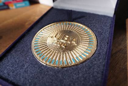 La medalla por los 200 años de la fundación de la UBA