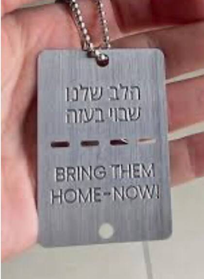 La medalla que reclama que los rehenes sean devueltos.