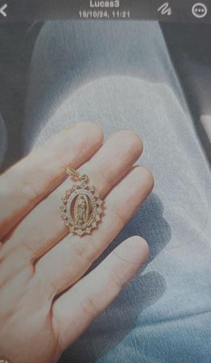 La medalla robada a unas de las víctimas en su casa de San Isidro