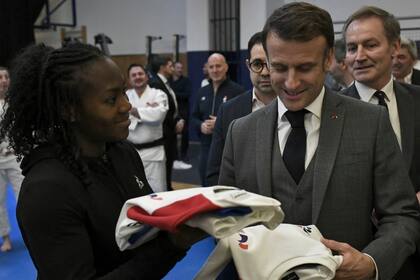 La medallista olímpica y judoca Clarisse Agbegnenou durante su visita en enero al presidente de Francia Emmanuel Macron: “Me gustaría tener a mi hija conmigo en la Villa Olímpica para sentirme bien” le dijo