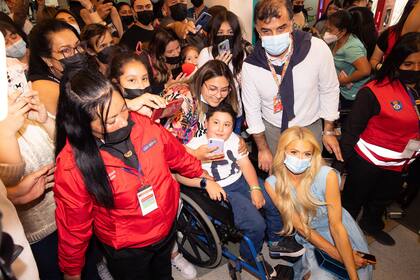 La mediática heredera se fotografió junto a niños, padres y enfermeras de un centro de rehabilitación infantil en Santiago de Chile