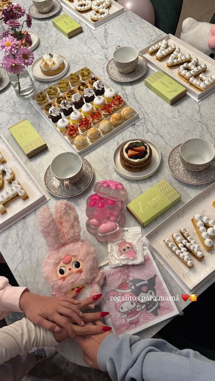 La mediática subió una foto en la que se ve que está con sus niñas y que ella también recibió regalos (Foto: Instagram @wanda_nara)