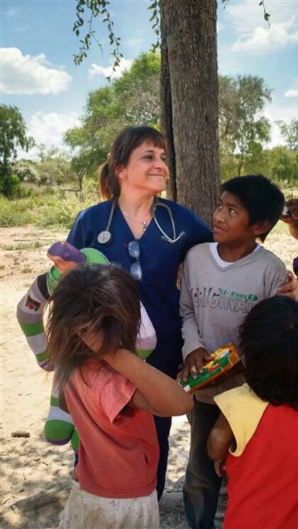 La médica, con el muñeco de Buzz que donó a los chicos del lugar