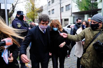 La médica de Swiss Medical Nancy Forlini y su abogado, Nicolás D'Albora, al salir de la fiscalía federal de San Isidro, luego de presentar un escrito para cumplir con la declaración indagatoria por la muerte de Diego Armando Maradona