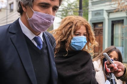 La médica de Swiss Medical Nancy Forlini y su abogado, Nicolás D'Albora, al salir de la fiscalía federal de San Isidro, luego de presentar un escrito para cumplir con la declaración indagatoria por la muerte de Diego Armando Maradona
