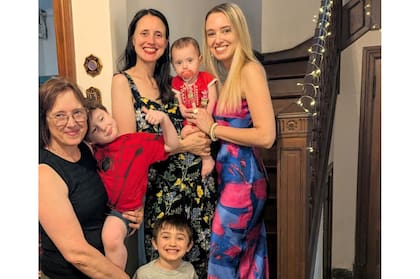 La médica neuróloga Mica Schachter, Junto a parte de su familia en Rosario.