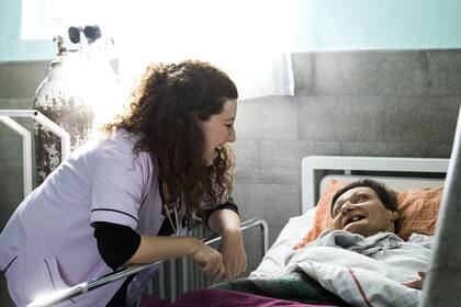 La médica Paula Sixto, en uno de los hogares de alta dependencia