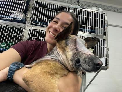 La médica veterinaria Macarena y Vicente, en la clínica.