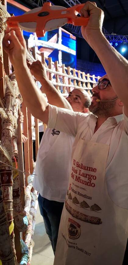 La medición del salame más grande del mundo en el Festival de la Sierra 2020
