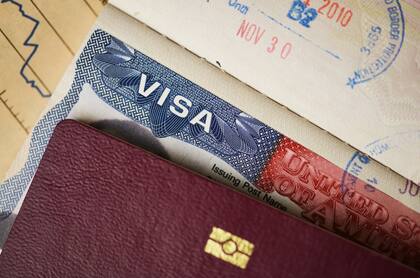 La medida afecta visas como la O-1A, E11 y E21, y también las exenciones por interés nacional (NIW)