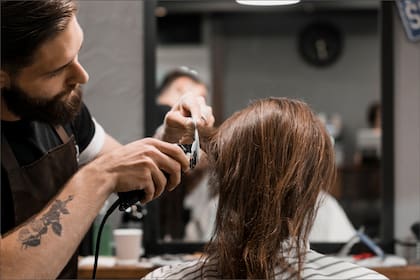 La medida alcanza a varias profesiones, entre ellas a la peluquería