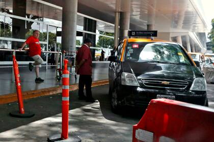 La medida busca hacer más transparente el transporte en paradas de taxi de acceso masivo, como son las terminales aeroportuarias y la terminal de Ómnibus de Retiro
