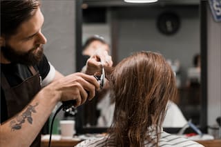 Qué pasará con las peluqueras y barberos por nueva ley de licencias en Texas
