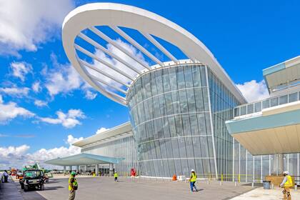 La medida impacta en las zonas de estacionamiento del aeropuerto