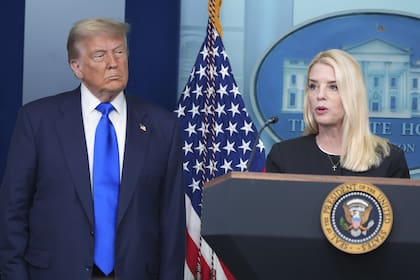 La medida, que Trump promete firmar pese a sus críticas previas, exige al Departamento de Justicia entregar memos, registros de vuelo y comunicaciones internas protegidas hasta ahora